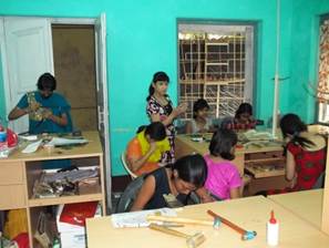 Nijoloy, Jalpaiguri girls learning jewellery making